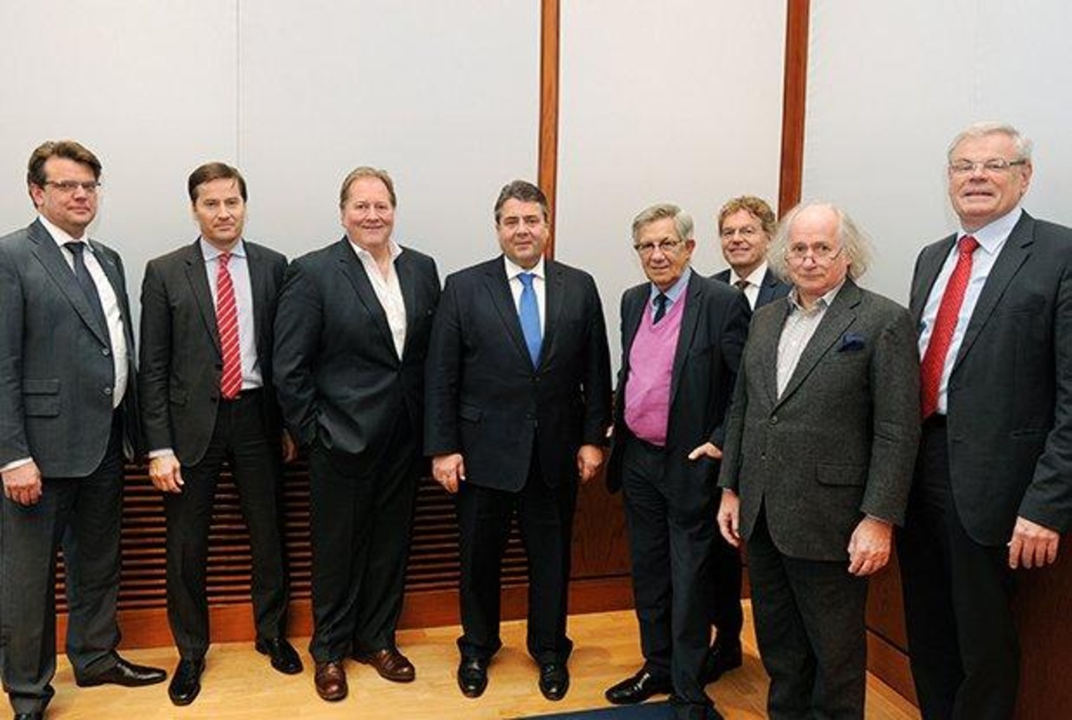 Beim Gespräch in Berlin (von links) Heiko Wiese (SPIO), Stephan Scherzer (VDZ), Dieter Gorny (BVMI), Bundesminister Sigmar Gabriel, Juergen Doetz (VPRT), Alexander Skipis (BOEV), Knut Boes...