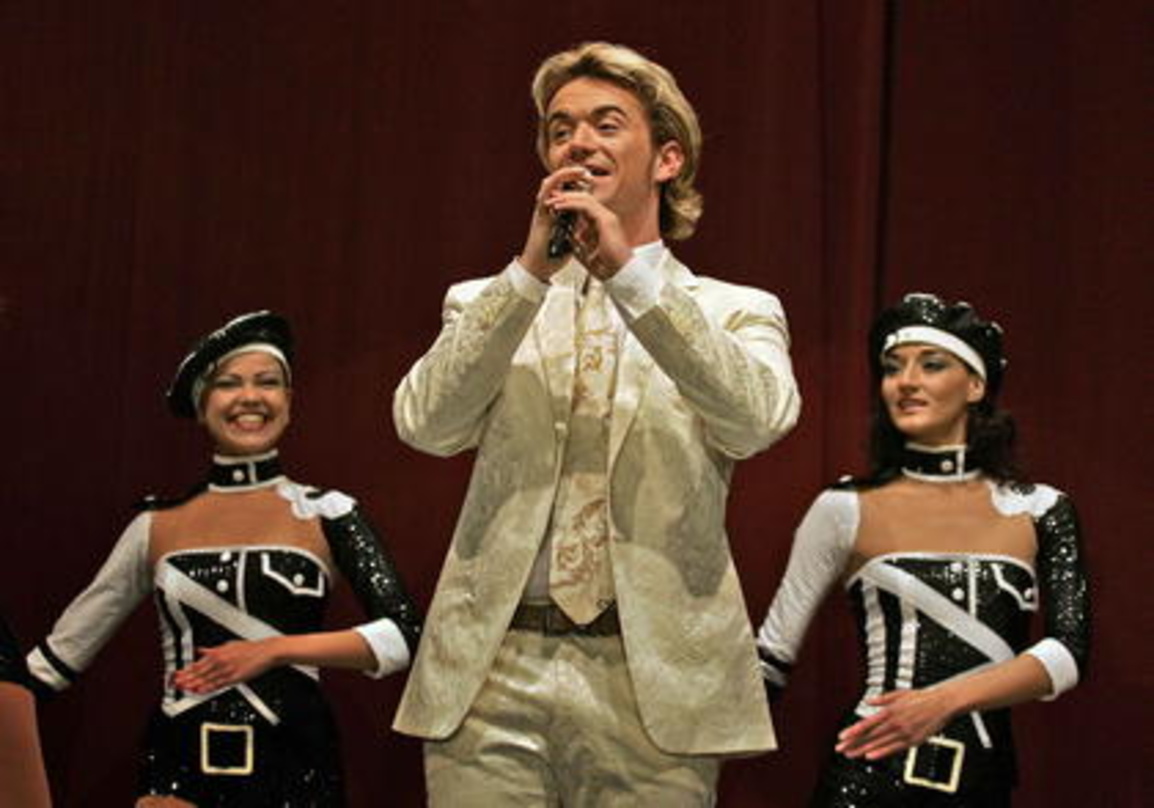 f35e2c3118c50b833e4a318529023eeb6ad10076d5bba973e9ef35ef97f44976 Goldjunge: Moderator Florian Silbereisen mit Tänzerinnen
