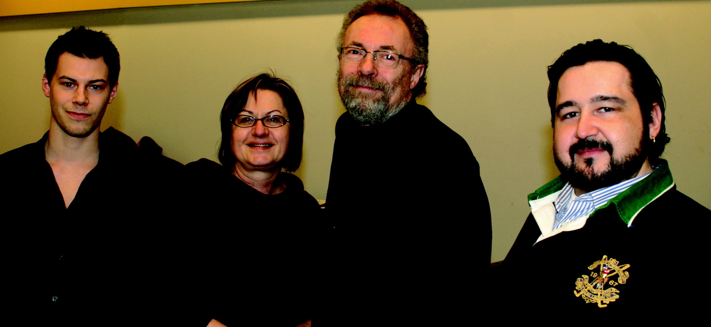 Nachwuchs für den Nachwuchs: Die Bauer-Geschäftsführer Eva Bauer-Oppelland und Reiner Opelland lassen Denis Hückel (rechts) und Matthieu Petitmangin (links) an den Pflug
