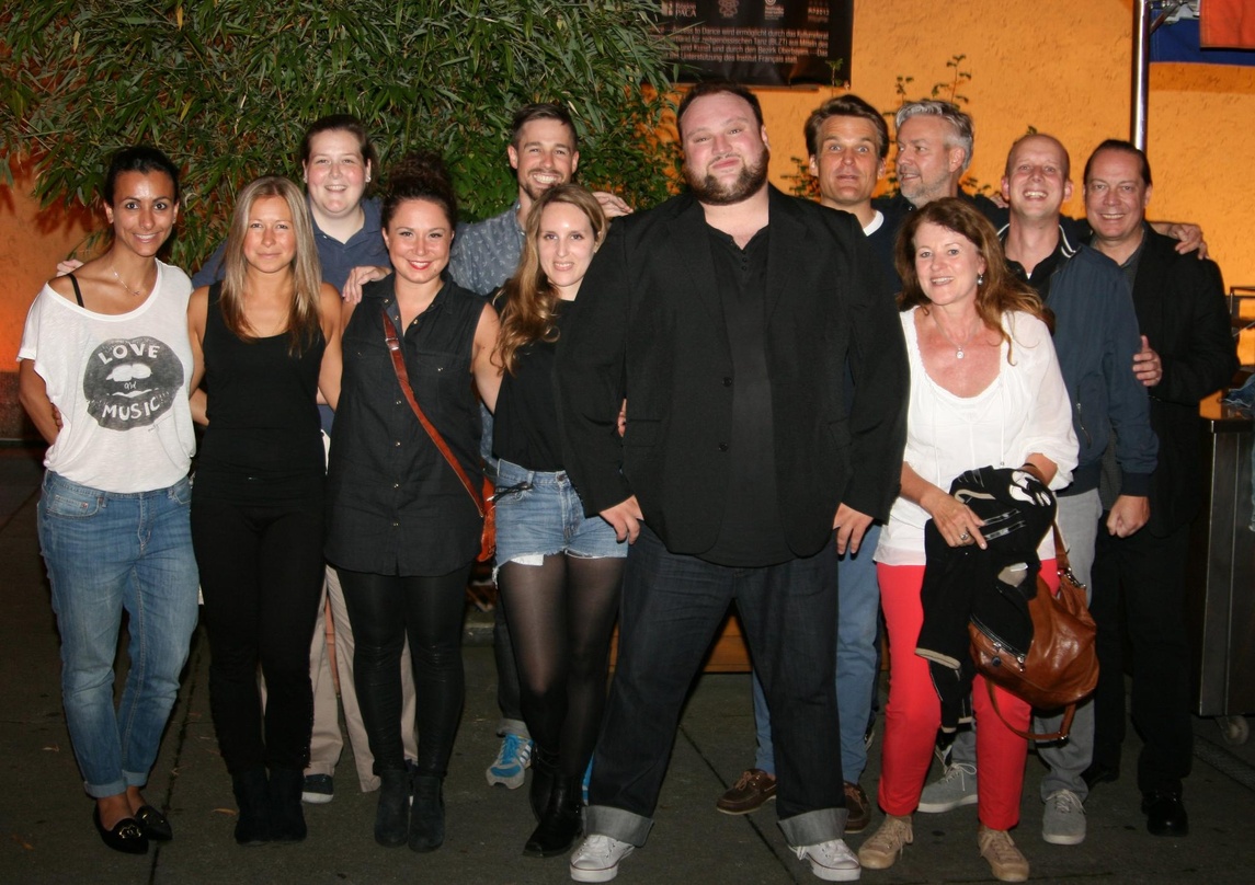 Nach dem Konzert im Ampere: Alex Diehl (Mitte) und sein AOR-Team||Nach dem Konzert im Ampere (von links): Jessica Collura (Manager Event Promotion& Artist Relations Sony Music), Nikolett S...
