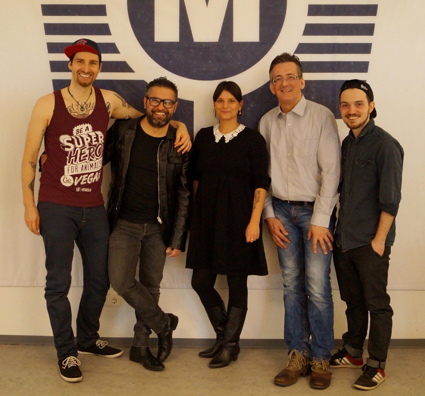 Bei der Vertragsunterzeichnung (von links): Michél Kroll (The Love Bülow), Leo Chantzaras (Imagem), Katrin Turner (Motor), Jens-Markus Wegener (Imagem) und Falk-Arne Goßler (The Love Bülow)