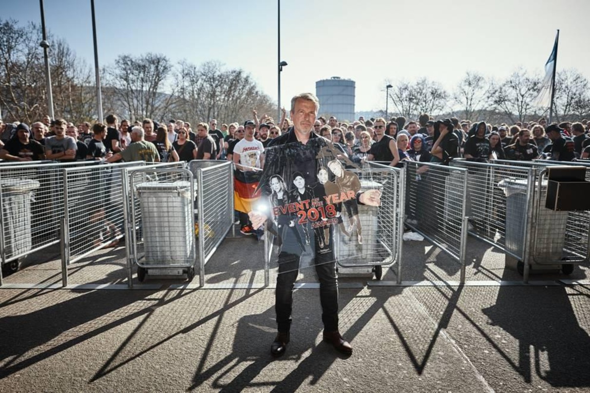Auf dem Weg zur Preisvergabe an Metallica: Andreas Kroll (in.Stuttgart Veranstaltungsgesellschaft) mit dem Event Of The Year Award in der Hand und etlichen Fans der Band vor der Schleyer-H...