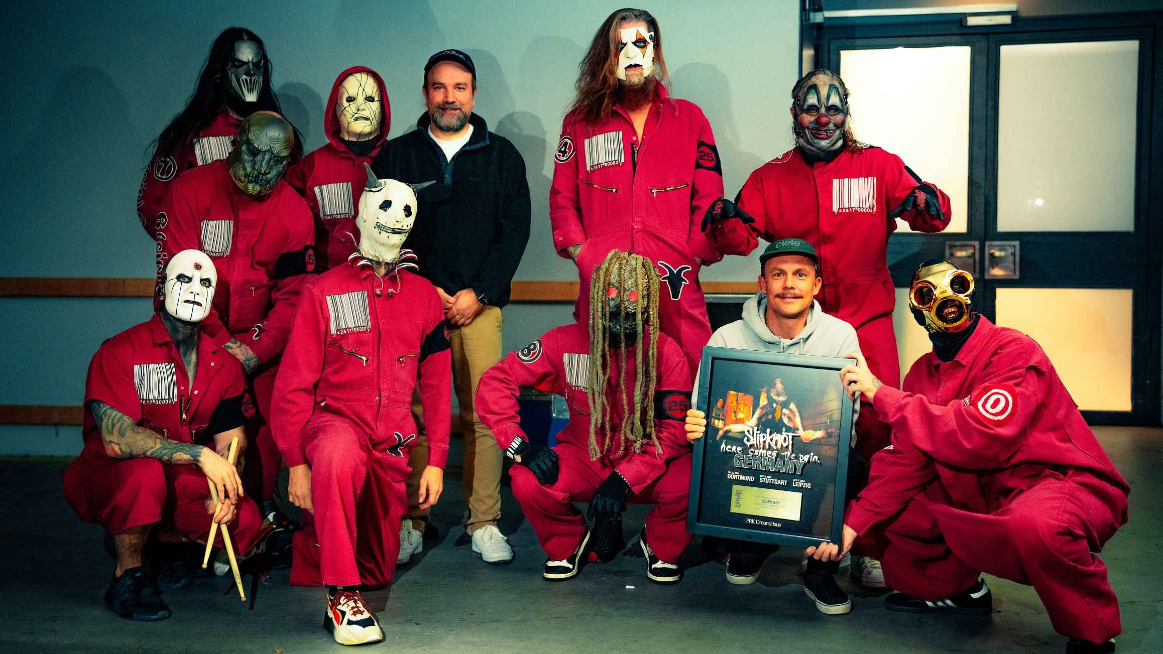 Gemeinsam erfolgreich: Matt Schwarz (hinten, 4. von links) und Tobias Habla (vorn, 2. von rechts, beide PRK DreamHaus) mit den Bandmitgliedern von Slipknot.