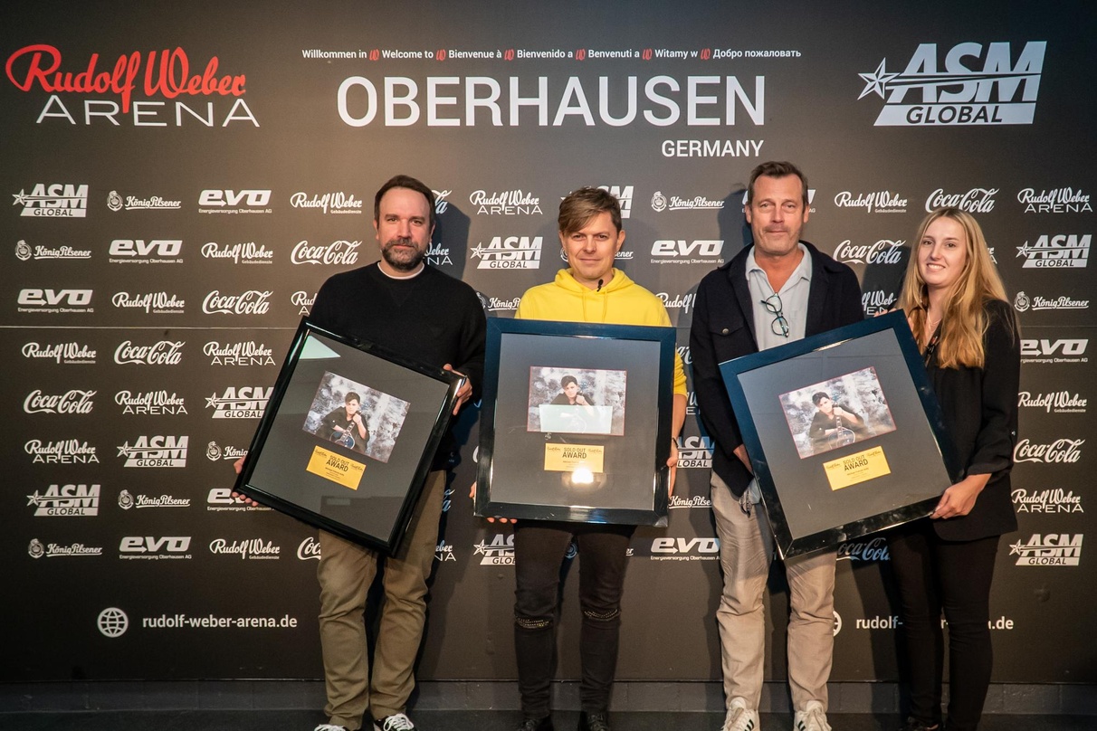 Vor der Show in Oberhausen (von links): Matt Schwarz (DreamHaus), Michael Patrick Kelly, Alex Richter (A & R Entertainment) und Lisa Haubenreißer (Rudolf Weber-Arena)