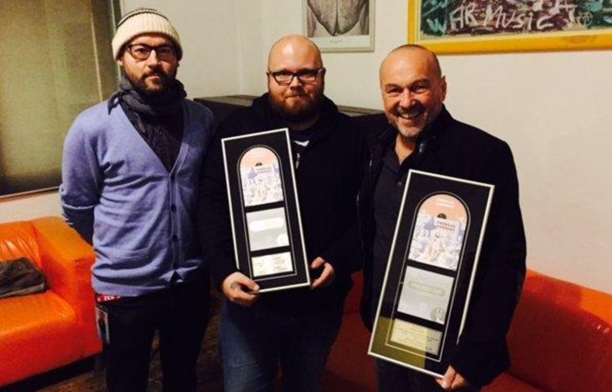 Bei der Verleihung in Aschaffenburg (von links): Künstlermanager Markus Balk (Lobby Boy, Andreas Kümmert und Hans Derer (7us Media Group)