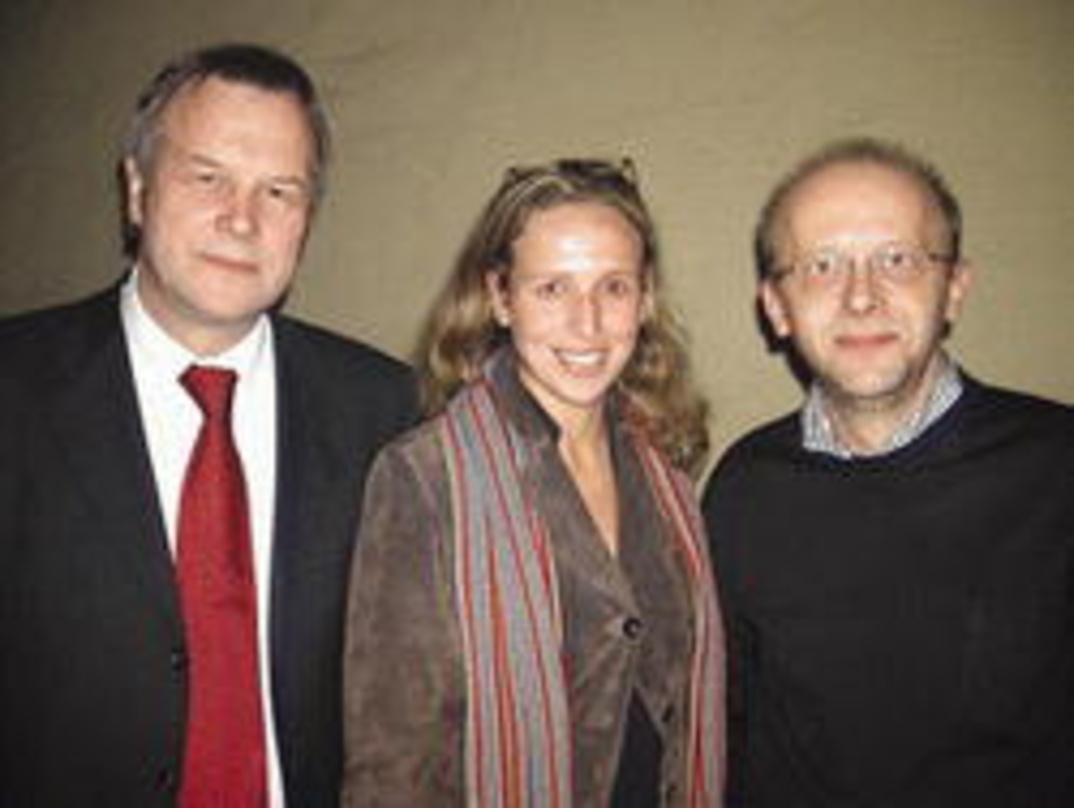 Bereits eingemeindet: Der neue Vertriebschef von Sony Music, Wolfgang Orthmayr (r.) zeigte sich mit Sharon Mehler (Corporate Communications) und Wingolf Mielke (EVP & General Manager GSA) ...