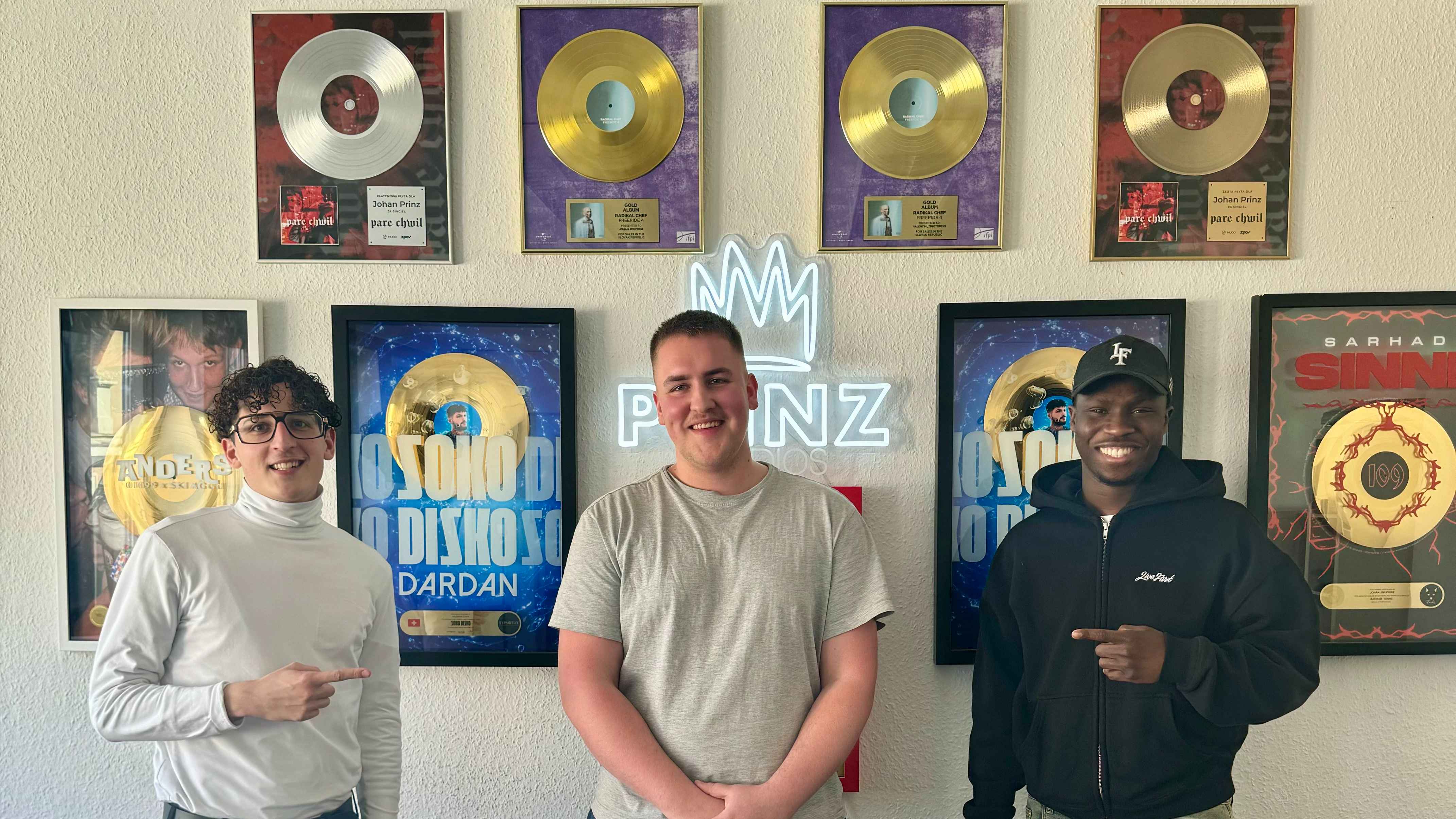 Nun ein Team (von links): Johan Jimi Prinz (CEO Prinz Studios), Sicko und Terence Amankwah (A&R Prinz Studios).