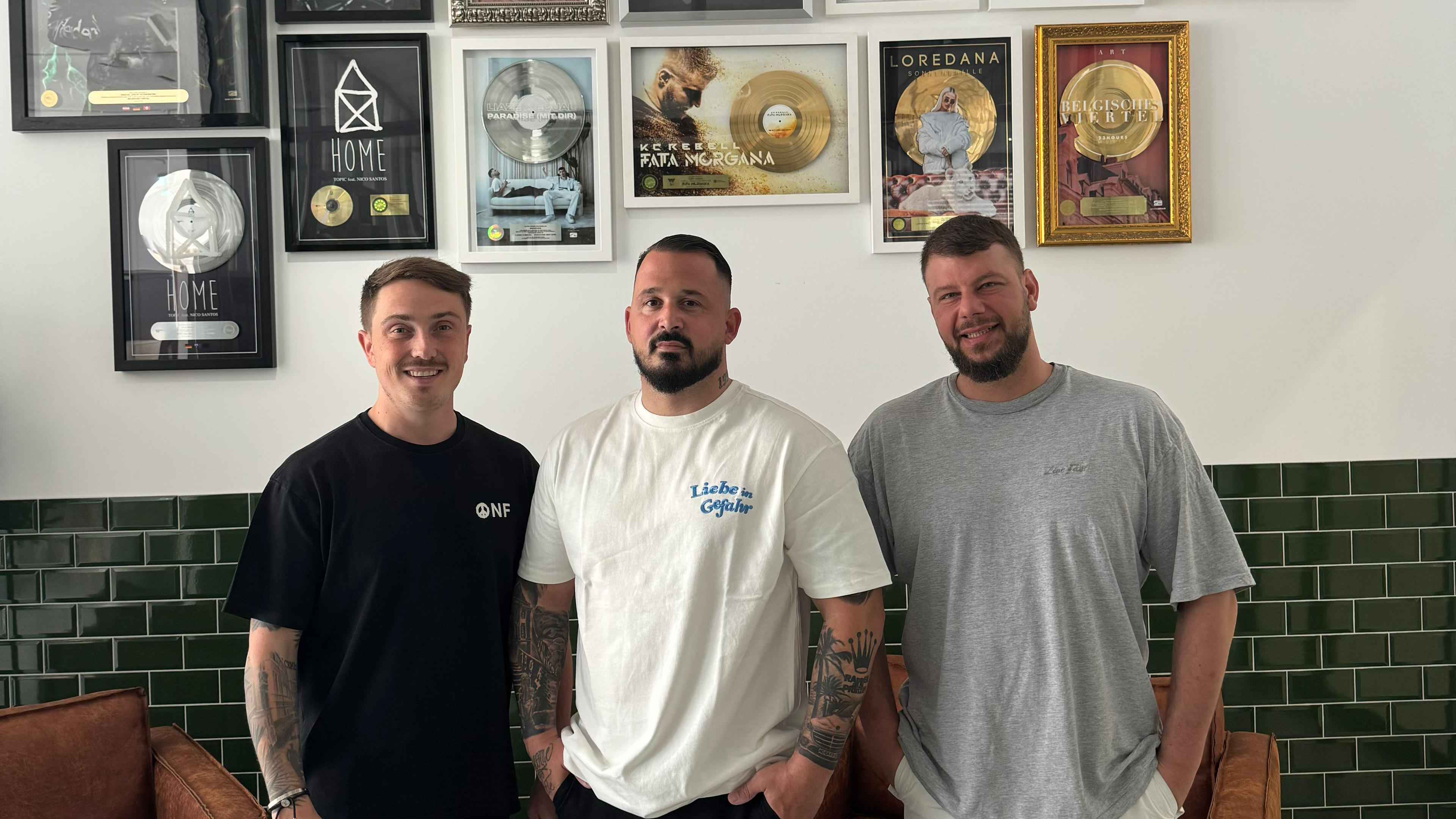 Arbeiten künftig zusammen (von links): Eugen Kazakov (Managing Director & Creative Director 23Hours), Achim Welsch (Editionär Edition aus Prinzip) und Philip Nörder (Verlagsmanager 23Hours).