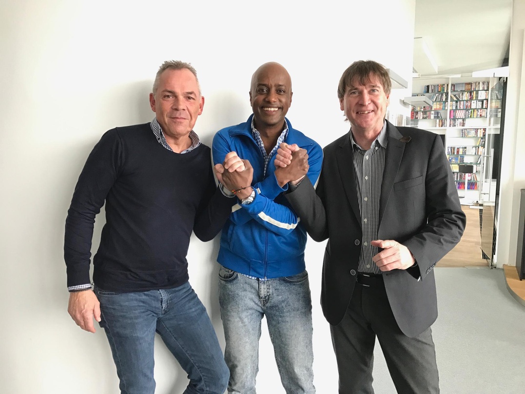 Machen sich nun an die Arbeit (von links): Rainer Moslener (Michow Concerts), Yared Dibaba und Thomas Tiedemann (Michow Concerts)