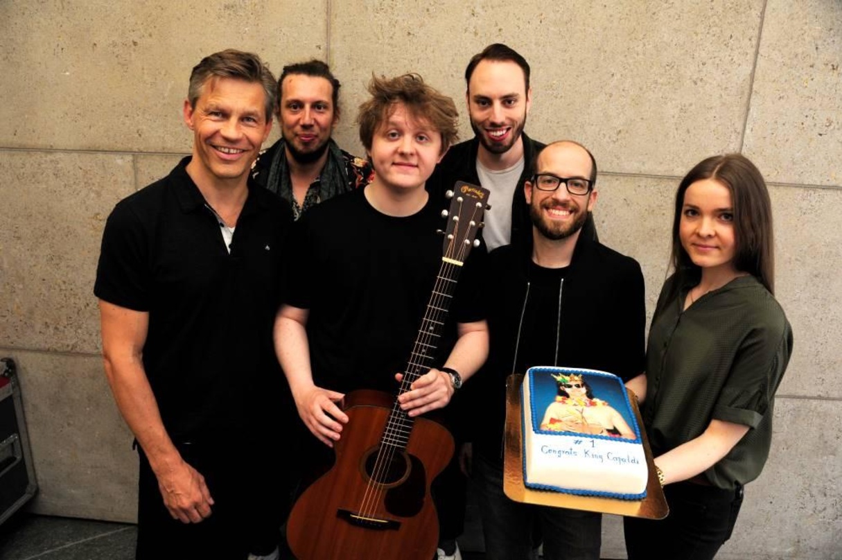 Haben einmal mehr Grund zum Jubeln (von links): Frank Briegmann, Martin Lanzerath, Lewis Capaldi, Ryan Walter, Christian Meine und Randi Neumann