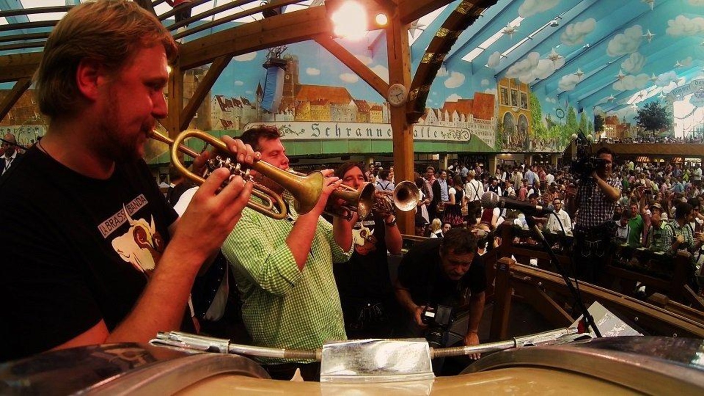 Heizten die Stimmung noch an: LaBrassBanda im Wiesn-Zelt