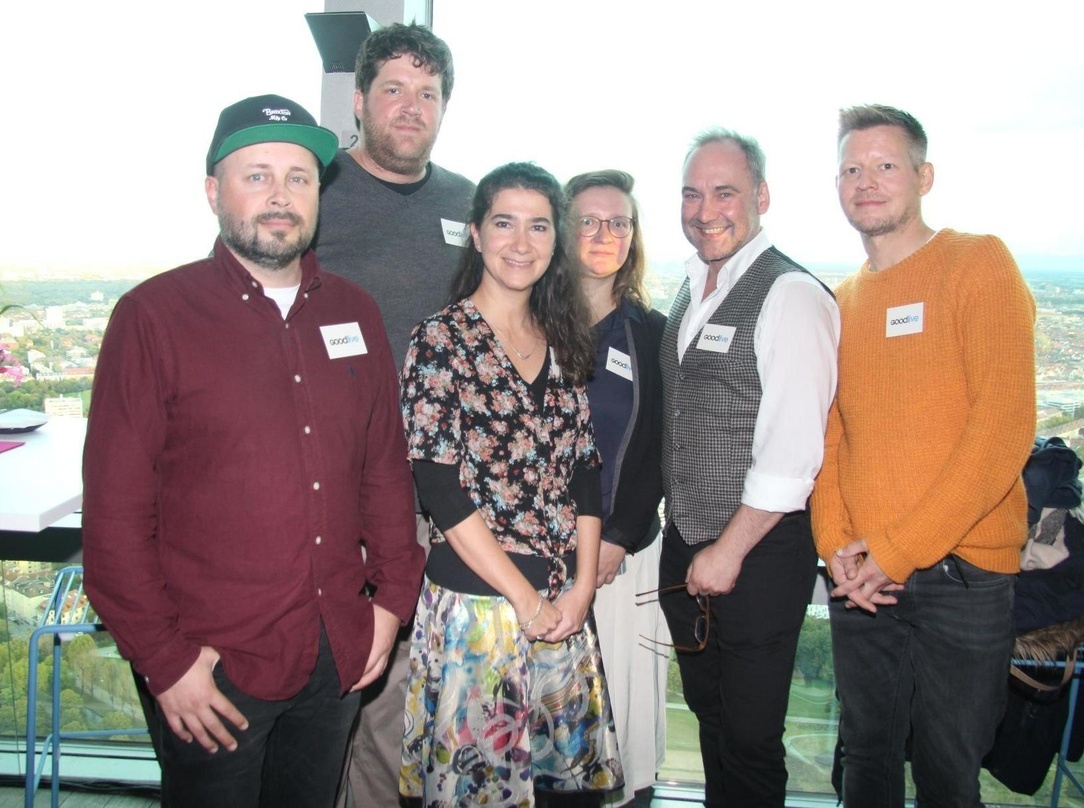 Bei der Präsentation von Superbloom (von links): Thomas Resch, Steven Kruijff, Fruzsina Szep, Jule Kauert, Jens Winnemann und Tommy Nick (alle Goodlive)