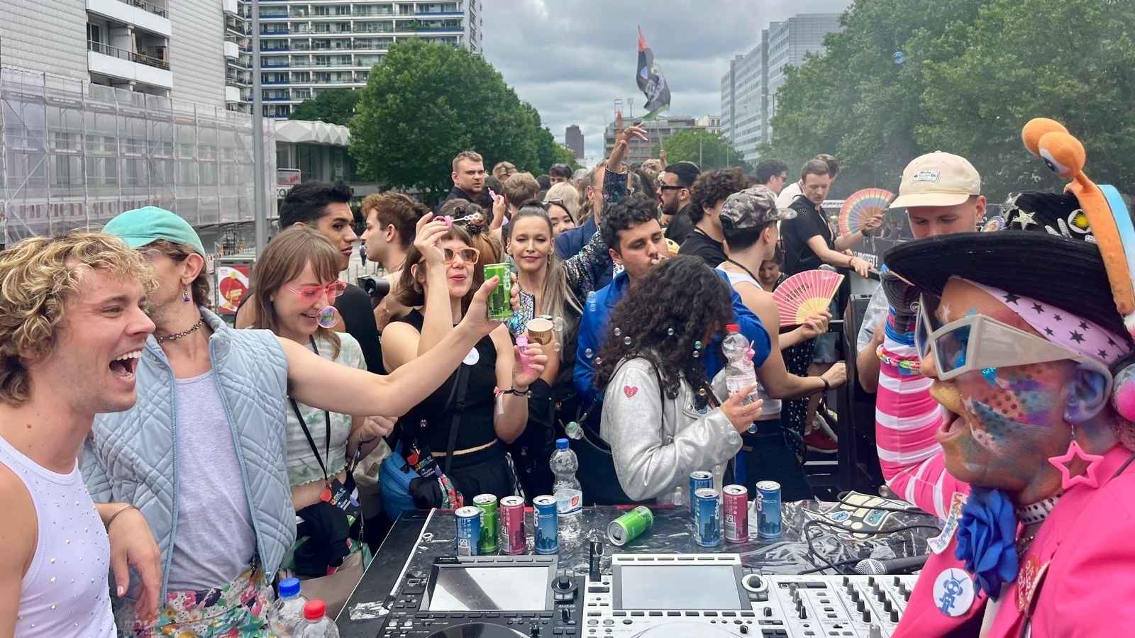Beim CSD: das Team sowie Gäste von Universal Music auf dem eigenen Truck.