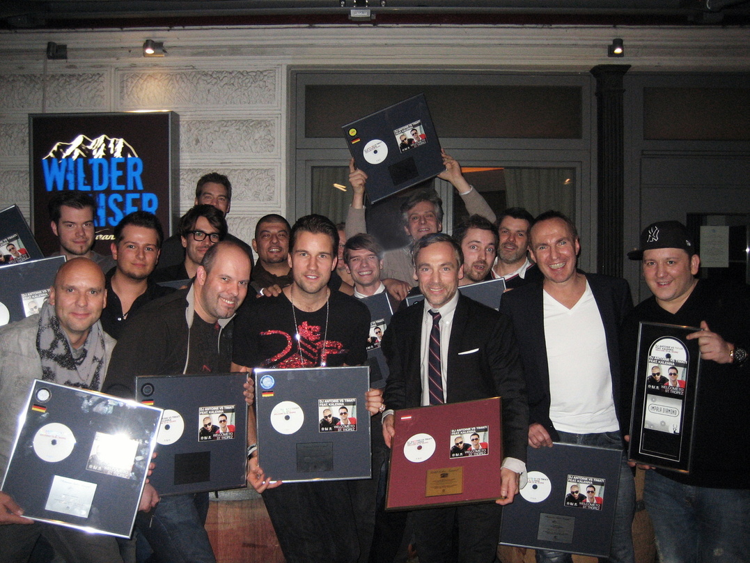 Bei der Verleihung: DJ Antoine (M., vorn) und sein Team von Kontor Records, Public Music & Media, New Yorker und Global Productions/Bookings||Bei der Verleihung (hinten, v.l.n.r.): Sebasti...