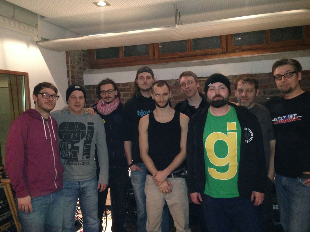 Trafen sich zur Vertragsunterzeichnung: Vertreter von SPV mit der Band La Confianza und den Produzenten