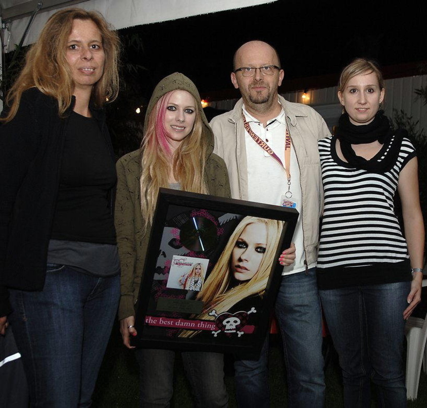 Geehrt: Avril Lavigne (2. v.l.) mit dem Team von Sony BMG Schweiz||Überraschung (v.l.n.r.): Julie Born (Marketing Director Sony BMG), Avril Lavigne, Wolfgang Orthmayr (Managing Director So...