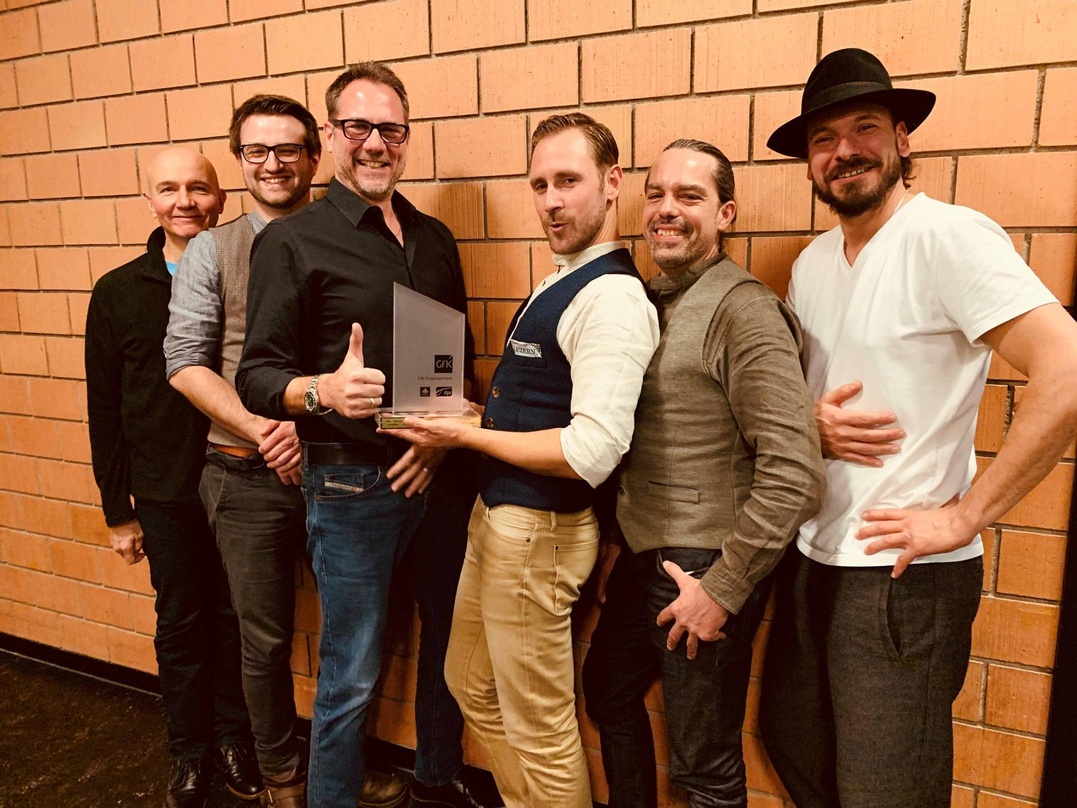 Feierten den Award (von links) Peter Wagner und Chris Pfändler von Kunz' Band, Andy Renggli (GfK Entertainment), Kunz und seine Bandmitglieder Oli Keller und Manuel Römer