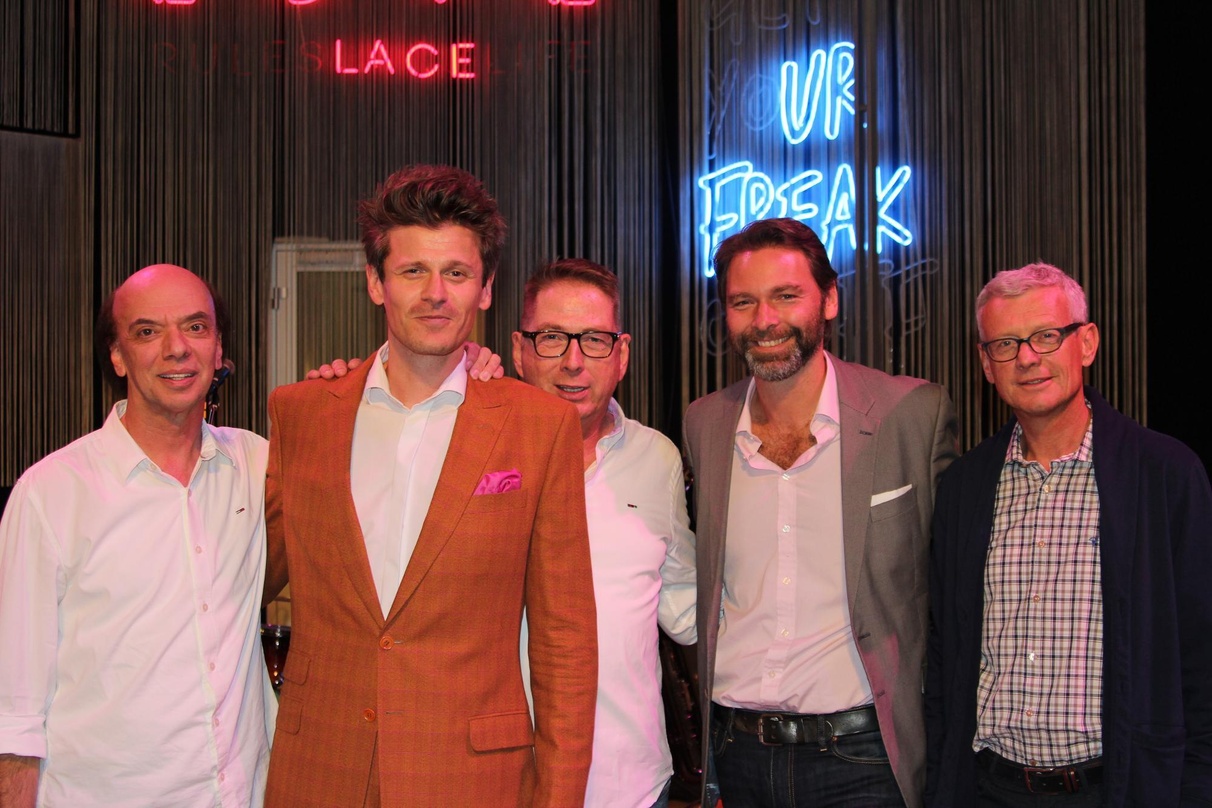 Holten "So wie´s is" erstmals live auf deutschen Bühnen (von links): Manfred Hertlein (Geschäftsführer Manfred Hertlein), Norbert Schneider, Arne Beyer (Geschäftsführer Telemedia), Corneli...