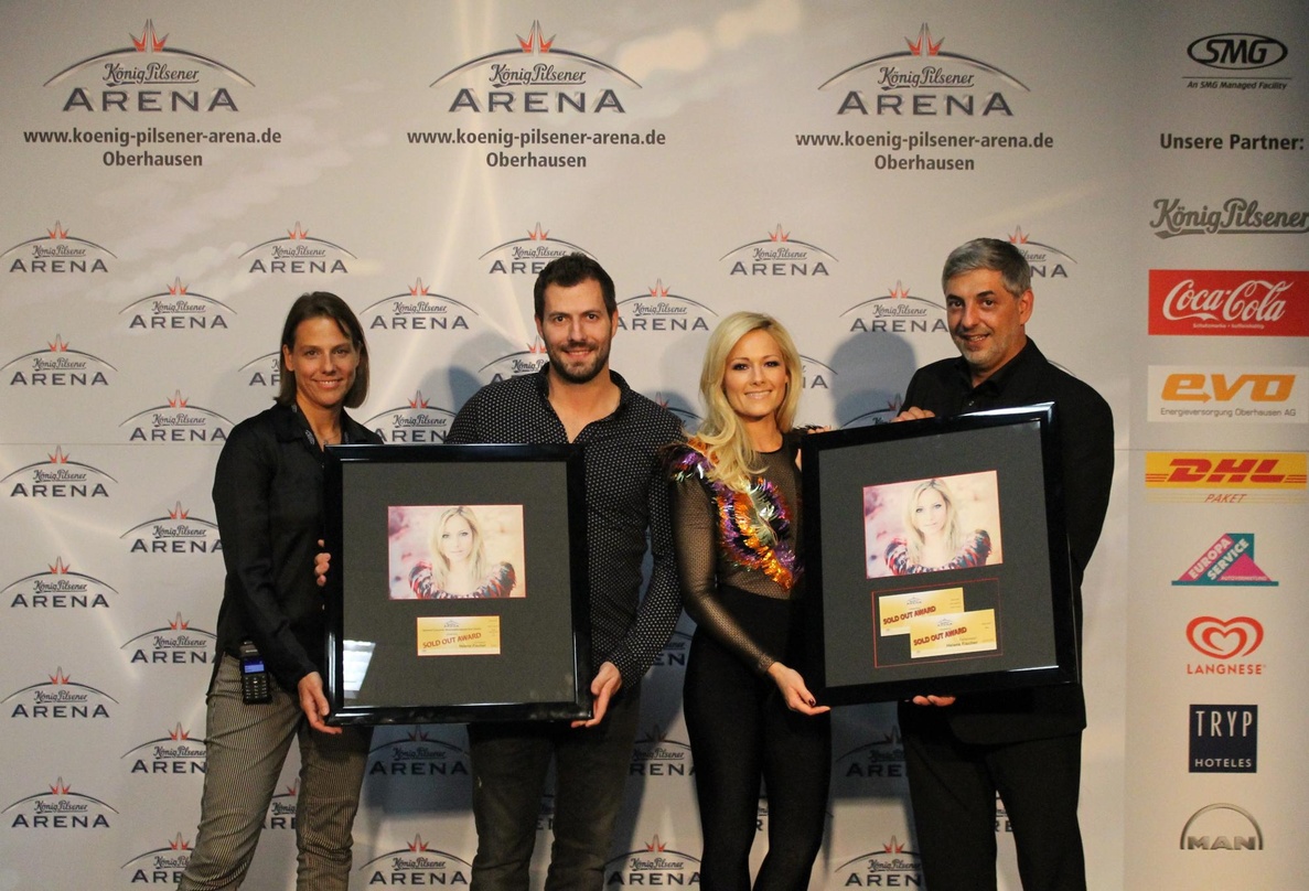 Feierten zwei ausverkaufte Shows (von links) Daniela Stork (König-Pilsener-Arena), David Keller (Semmel Concerts), Helene Fischer und Johannes Partow (König-Pilsener-Arena)