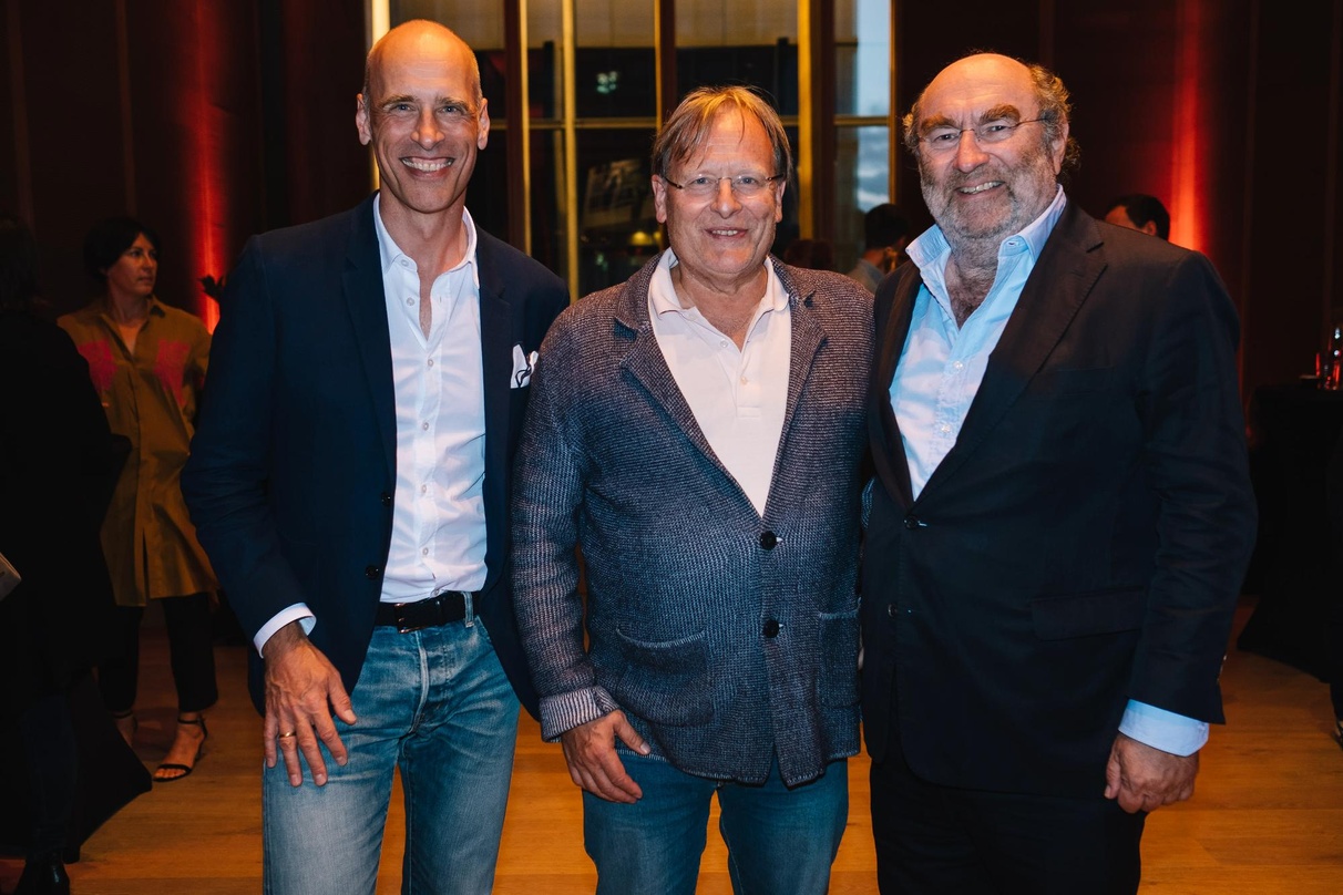 Genossen den Abend (von links): Jürgen Brandt (ZS Verlag), Dietrich Grönemeyer (Grönemeyer Institut für MikroTherapie) und Michael Haentjes