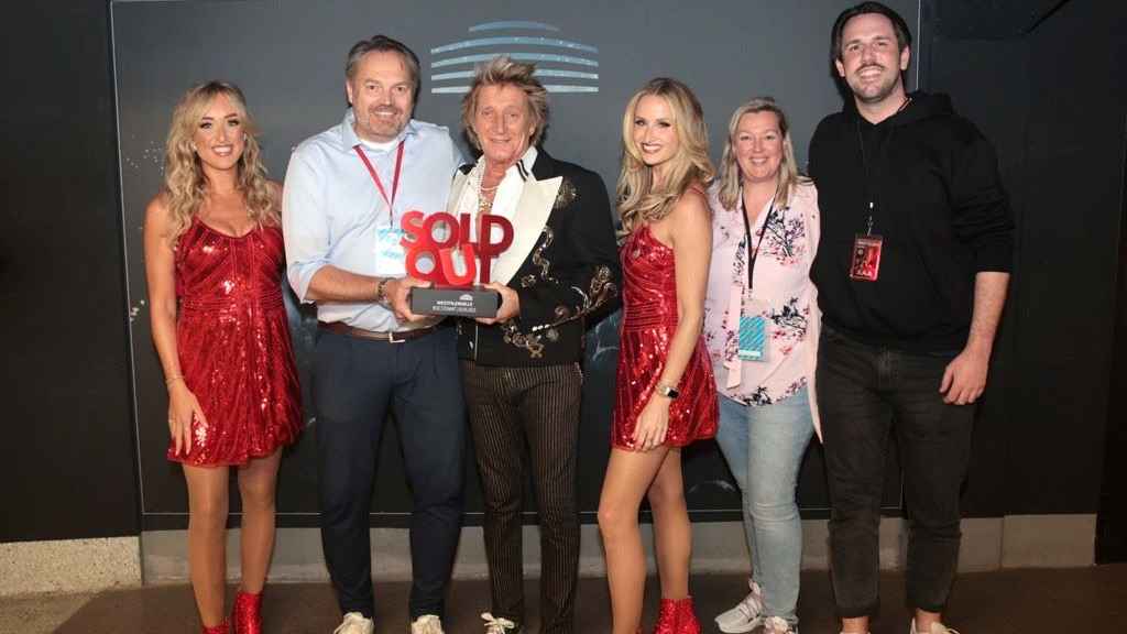 Bei der Verleihung (von links): Joanna Harper (Background-Sängerin von Rod Stewart), Rainer Schüler (Leiter Westfalenhalle), Rod Stewart, Becca Kotte (Background-Sängerin Rod Stewart), Gab...