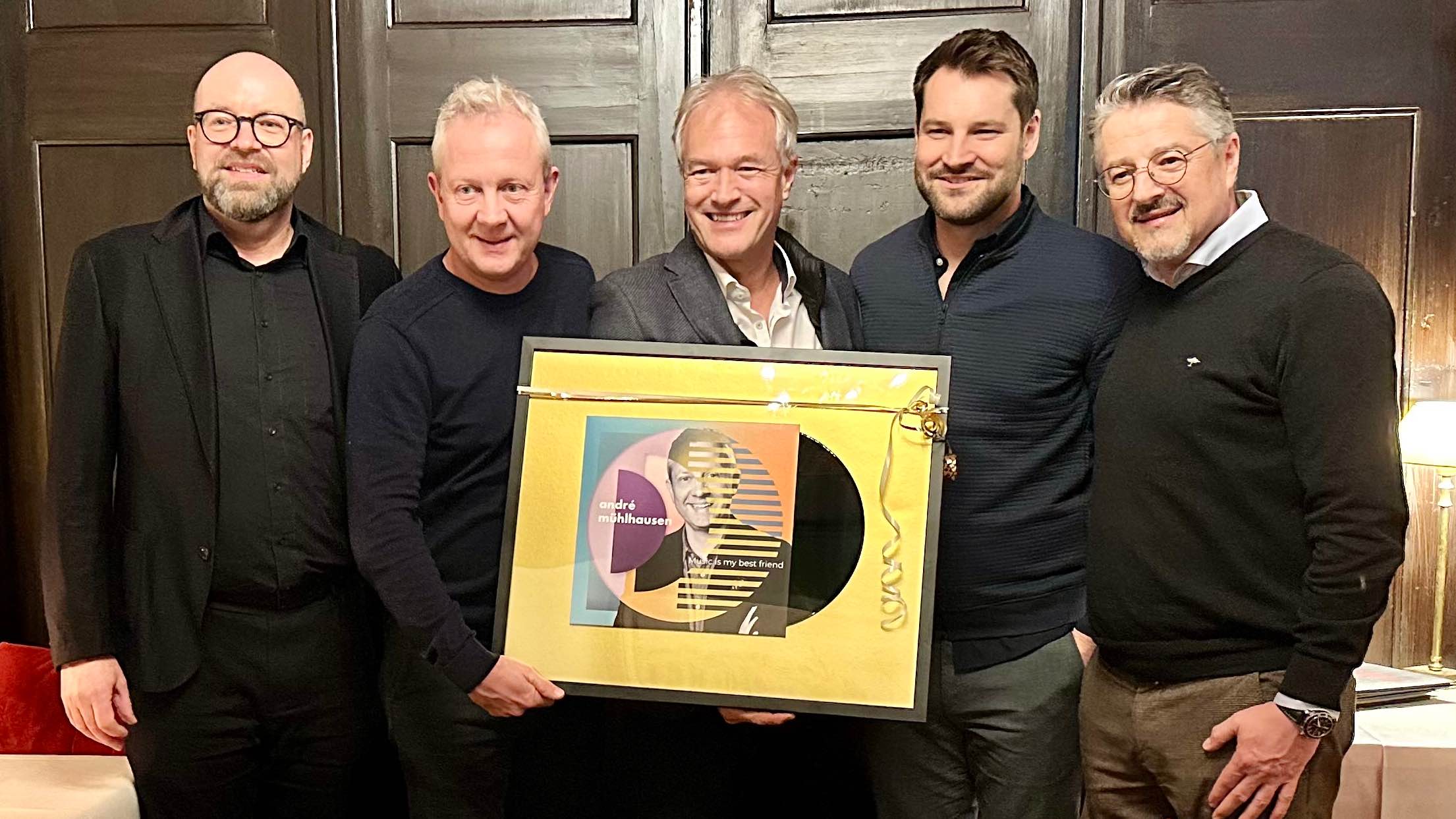 Bei der Ehrung in Gütersloh (von links): Jörg Pollmeyer (Sonopress), André Mühlhausen (Sony Music), Sven Deutschmann (Sonopress), Christoph Behm (Sony Music) und Hermann Maier (Sony Music).