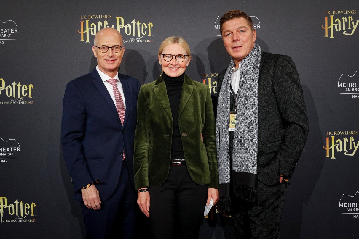 Bei der Premiere: Hamburgs Bürgermeister Peter Tschentscher (links), seine Frau Eva Maria Tschentscher und Produzent Maik Klokow