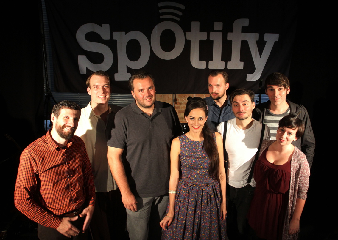 Bei der Spotify Office Session (von links): die Musiker Robert Seidel und Malte Tönissen, Stefan Zilch (Managing Director Spotify), Marla Blumenblatt, die Musiker Jan Siekmann und Robert K...