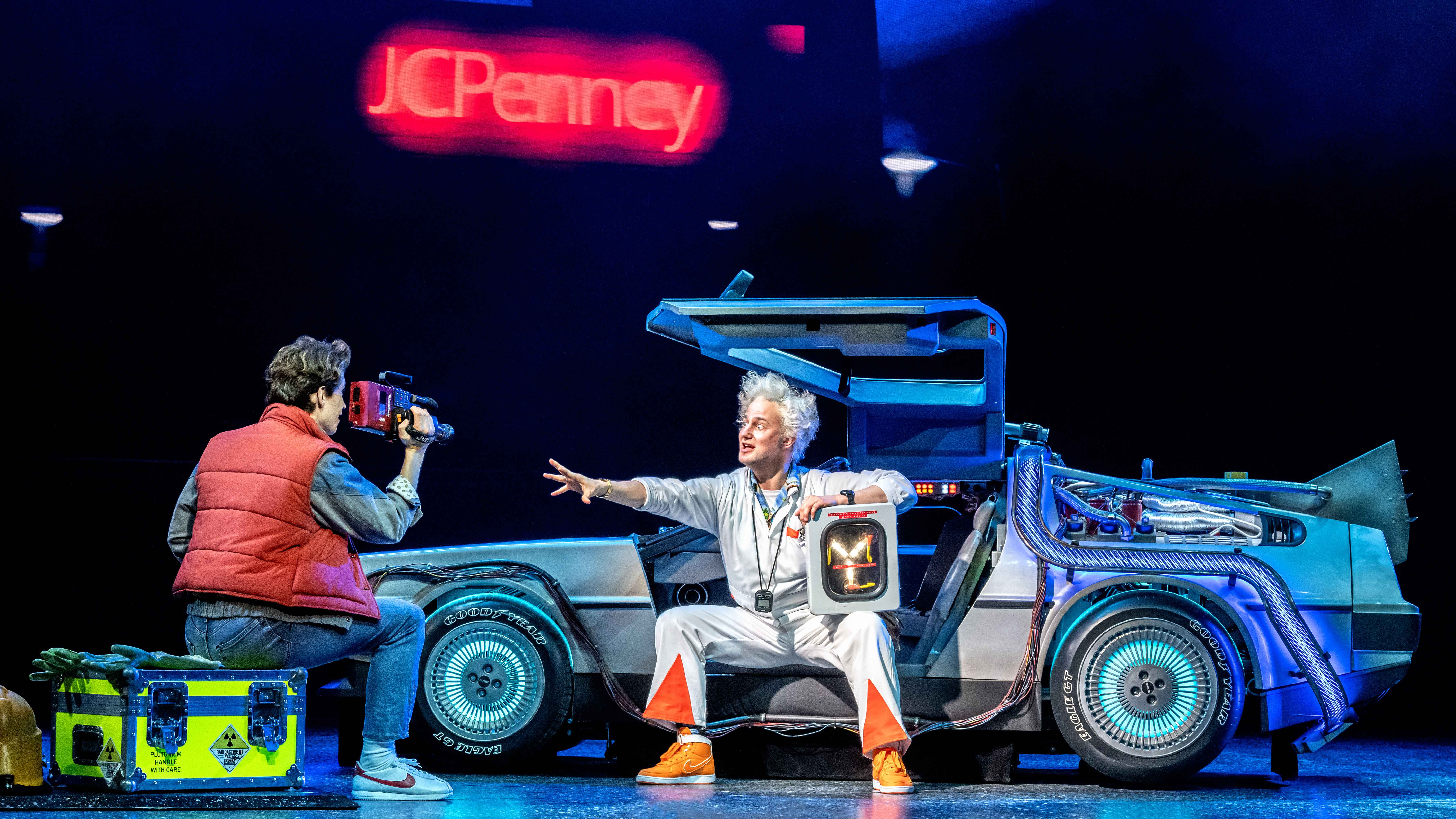 Stehen im Stage Operettenhaus Hamburg bei "Zurück in die Zukunft" auf der Bühne: Raphael Groß (links) als Marty McFly und Jan Kersjes als Doc Brown vor dem DeLorean.