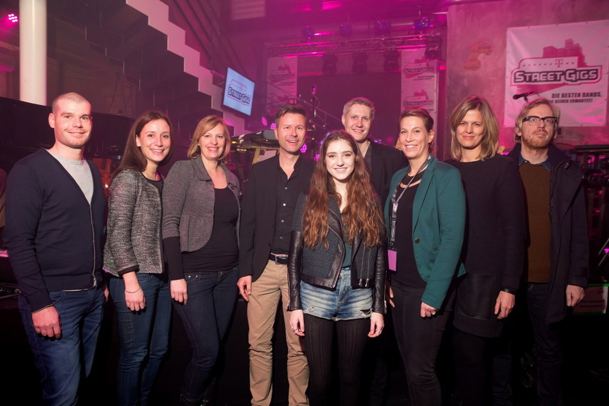 Nach der "GZSZ"-Show (von links): Holger Schrott (Projektleiter Telekom Street Gigs), Daniela Vaupel (Verkaufsleiterin Solutions IP Deutschland), Angela Koch (Projekt Managerin Solutions I...