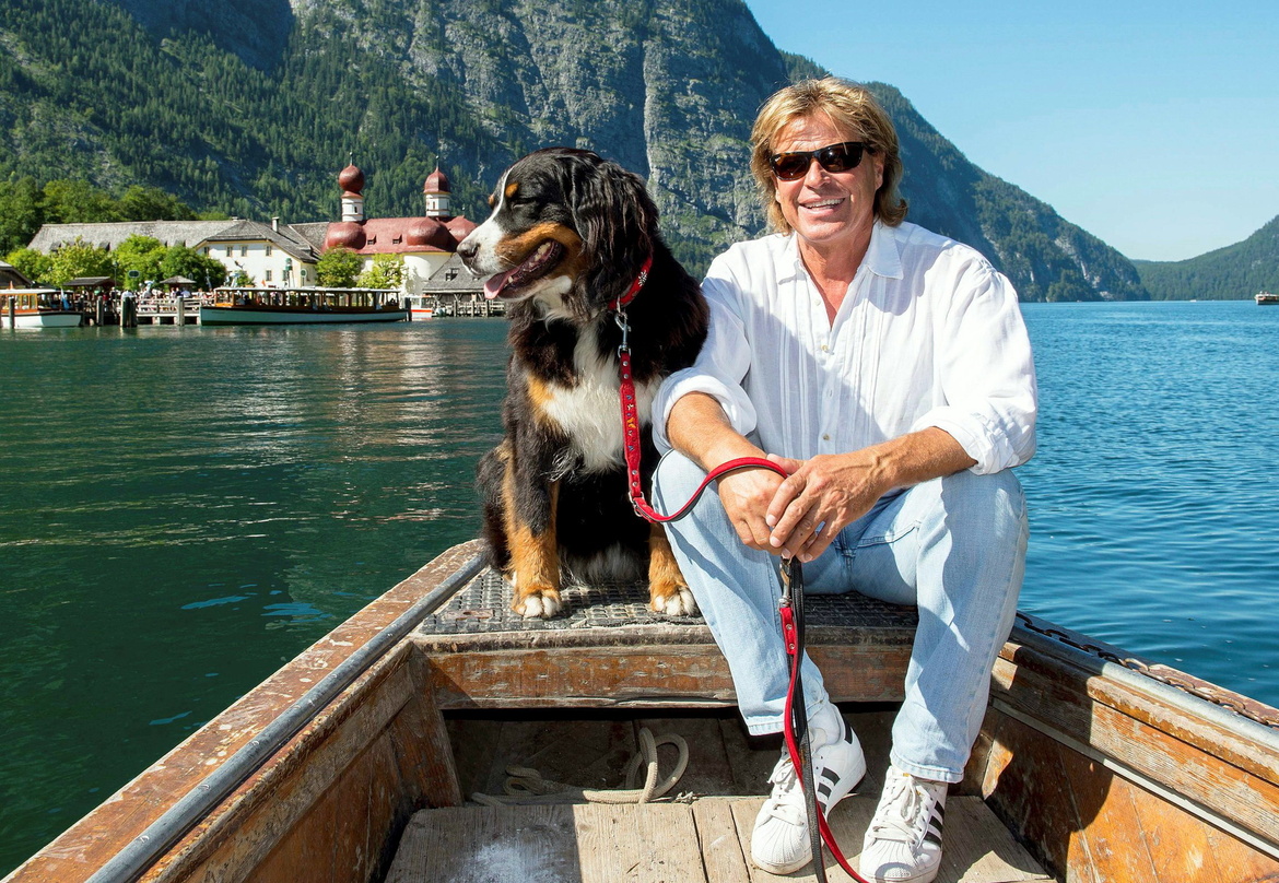 Mit Hündin Gina unterwegs auf dem Königssee: Hansi Hinterseer