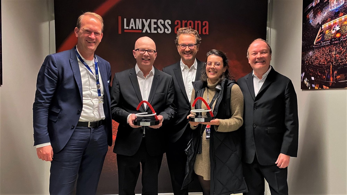Bei der Übergabe (von links): Stefan Löcher (Lanxess Arena), Oliver Rohrbeck, Andreas Fröhlich (beide Die drei Fragezeichen), Milena Neufeld (MTS-Live) und Jens Wawrczeck (Die drei Frageze...