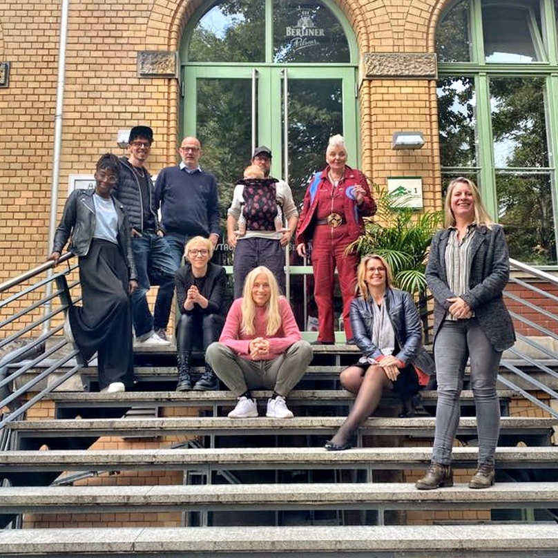 Bilden die Jury der Listen To Berlin: Awards (von links): Sera Kalo, Cara Muru, Olaf Kretschmar, Ima Johnen, Ralf Kollmann, Anja Caspary, Mahide Lein, Petra Sachse und Nina Lütjens