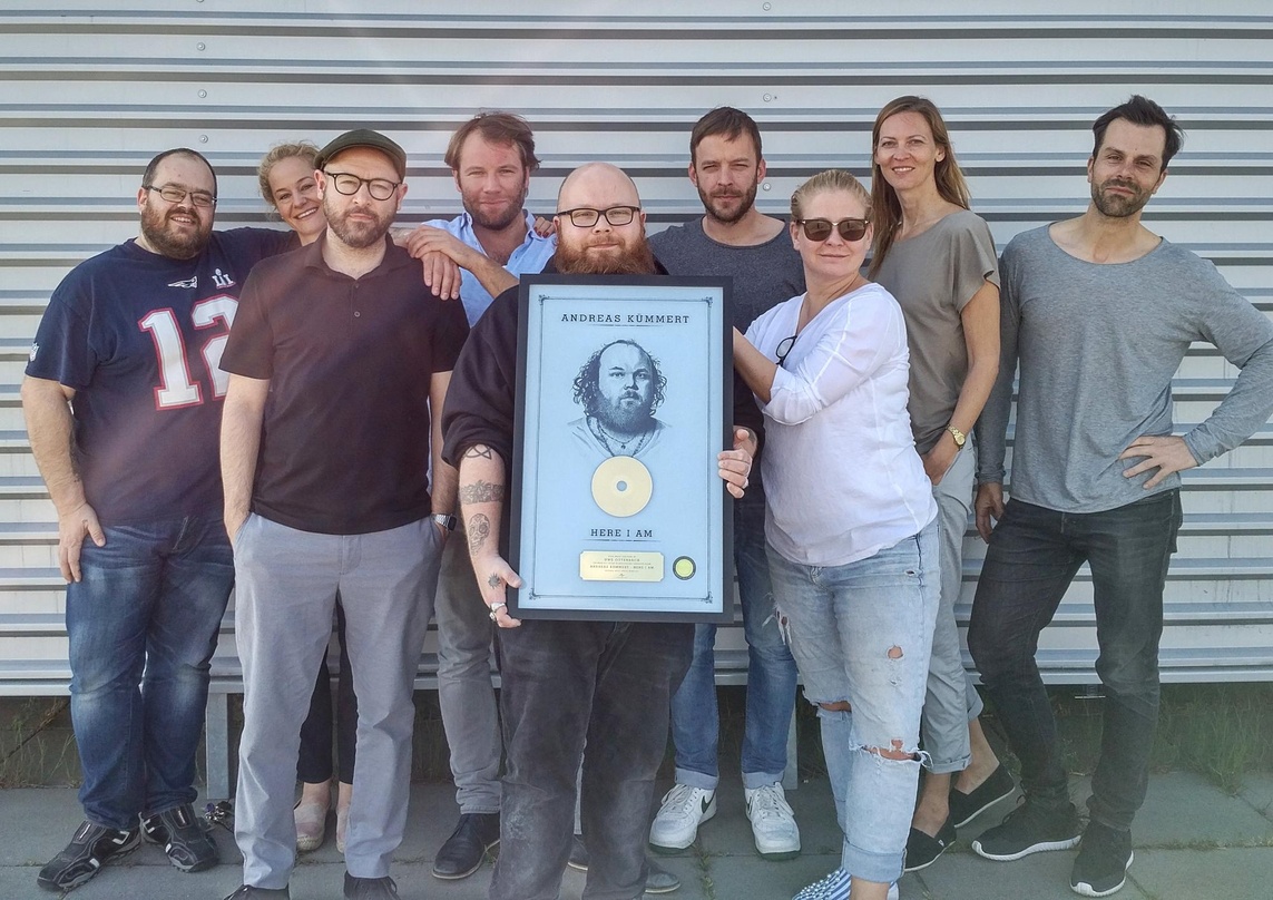 Gruppenbild mit Gold (von links): Uwe Otterbach (Tourmanagement Andreas Kümmert), Christine Moellers (Business & Legal Affairs Universal Music), Markus Balk (Management Andreas Kümmert), B...