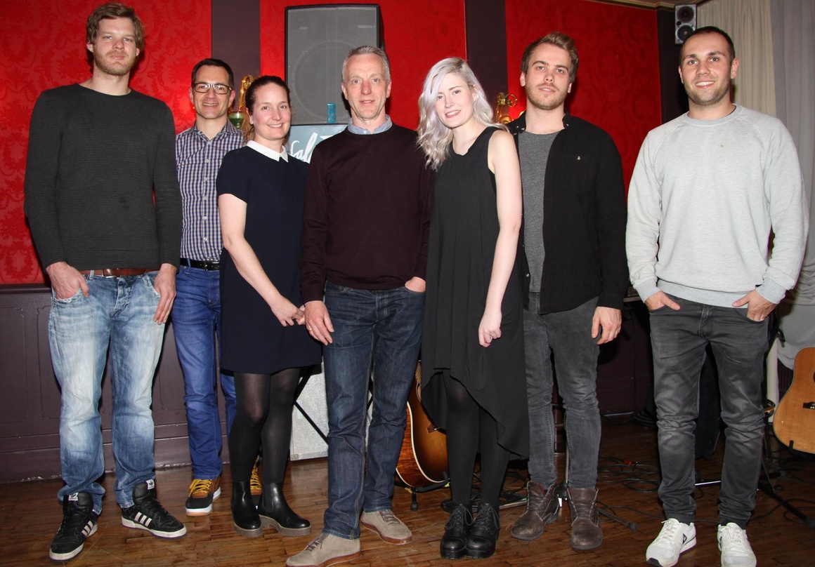 Nach dem Showcase (von links): Till Kühr (Product Manager Digital/Social Media), Peter Goebel (Geschäftsführer Presse-Peter), Madeline Junos Managerin Britta Ostermann (Geschäftsführerin T...