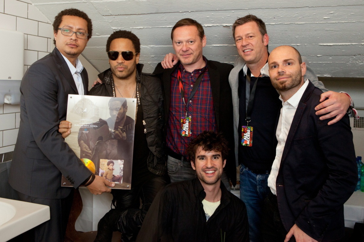 Zur Gold-Verleihung trafen sich zunächst (v.l.n.r.) Marcus van Lier (Marketing Director Warner Music Schweiz), Lenny Kravitz, Michael Brycz (Managing Director Frontline Central Europe Warn...