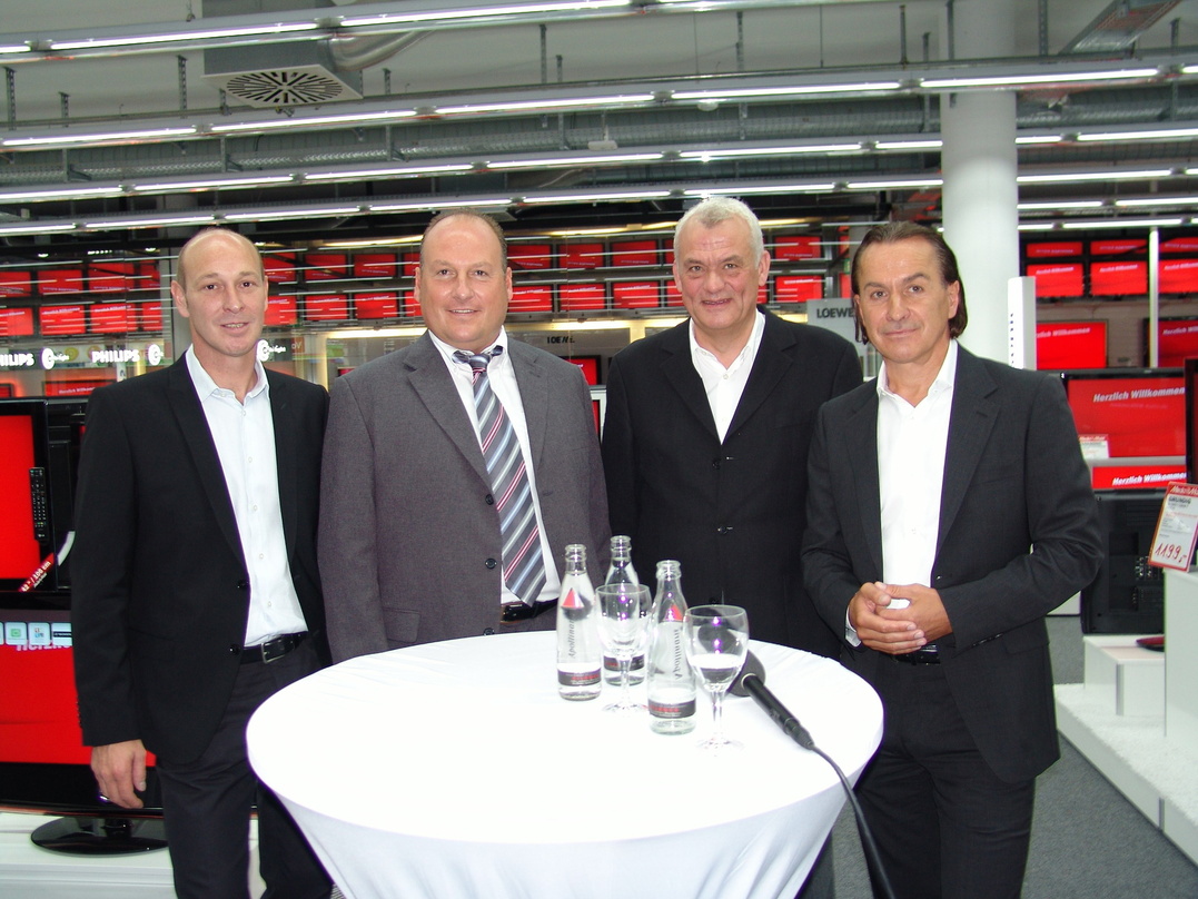 Gewährten erste Einblicke (v.l.n.r.): Maik Landsmann und Michael Hren (geschäftsführende Gesellschafter MediaMarkt München-Haidhausen), Wolfgang Edel (kaufmännischer Geschäftsführer MediaM...