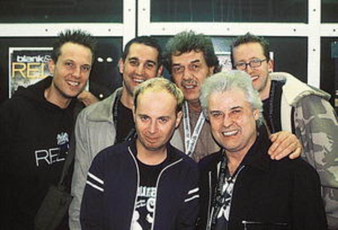 f5469e729266598f2066c668e6385c2a7d457e9f6073afeec87d644243eea3dd Mayday-Family-Foto (hinten, v.l.n.r.): Piet Blank, Jaspa Jones, Gottfried Engels, Andy Kaufhold und (vorn) Ramon Zenker sowie Louis Spillmann (r.)