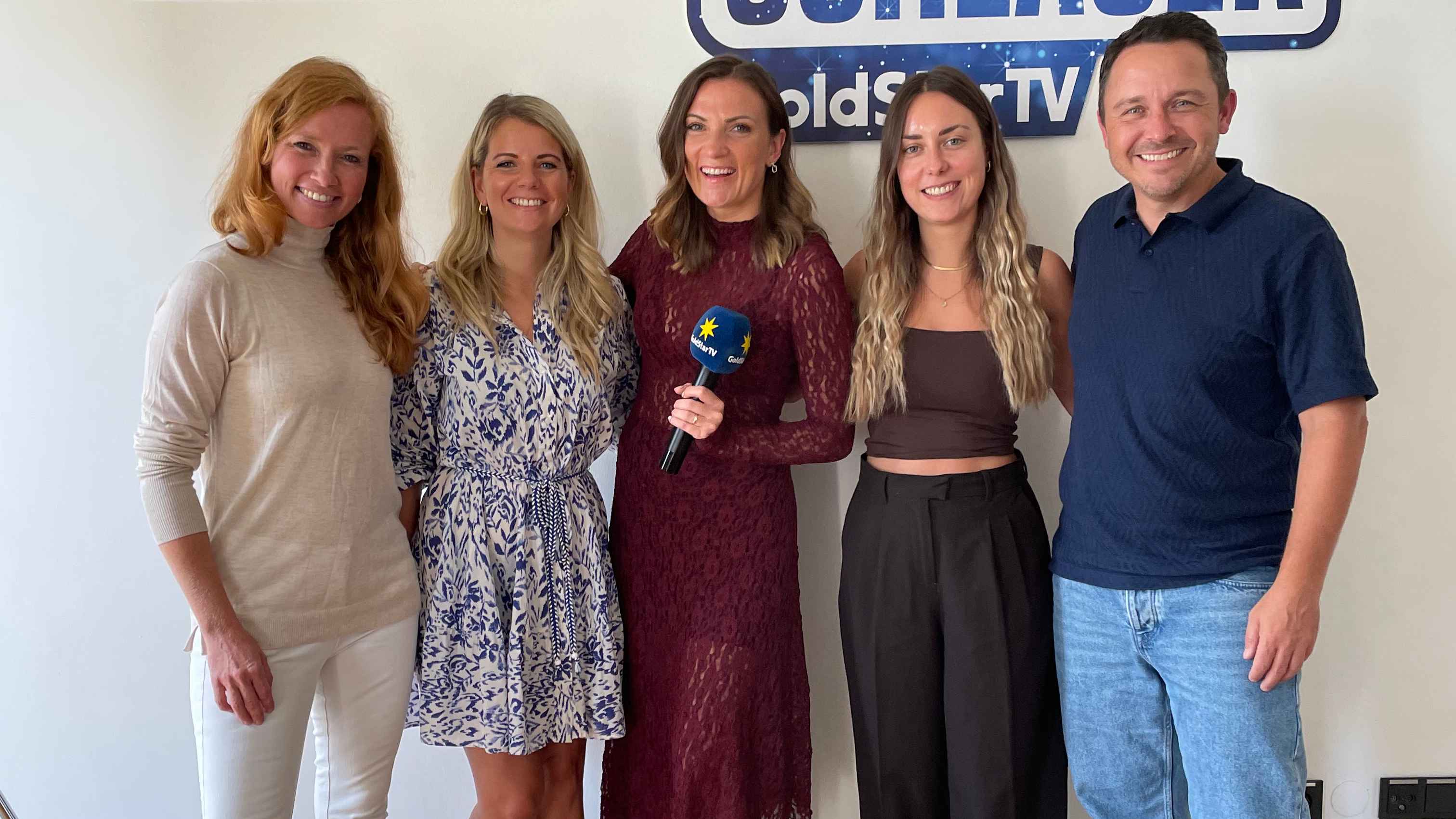 Trafen sich bei GoldStar TV (von links): Susann Müller (PR-Managerin GoldStar TV), Solange Grundmann (Social-Media-Managerin GoldStar TV) , Anni Perka (Sängerin), Chiara Job (Junior-PR-Man...