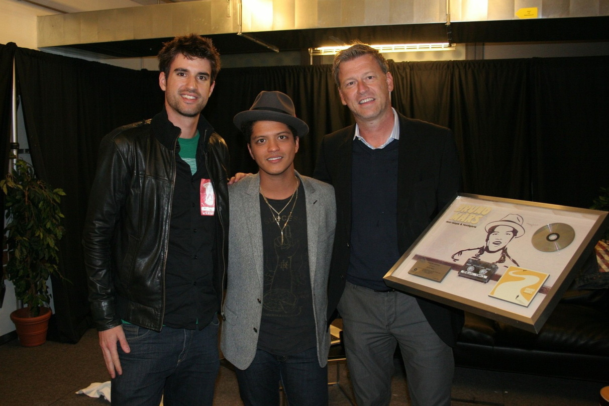 Bei der Platin-Zeremonie (v.l.n.r.): Oliver Nyffeler, Bruno Mars und Ralf Brachat