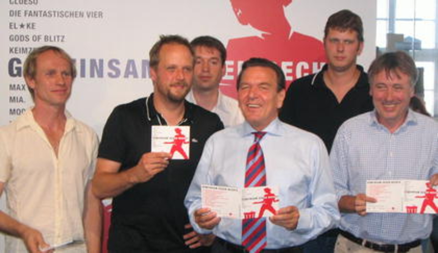 Aktivisten (v.l.n.r.): Liesegang, Smudo, SPD-Parteivorstand Niels Annen, Schröder, Mark Löscher (Four Music) und Hartwig Masuch (BMG Music Publishing)
