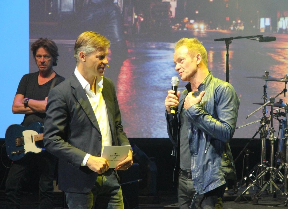 2016 zu Gast bei der Vertriebstagung Universal Inside in Berlin: Sting (rechts) mit Gastgeber Frank Briegmann, Chairman & CEO Universal Music Central Europe und Deutsche Grammophon