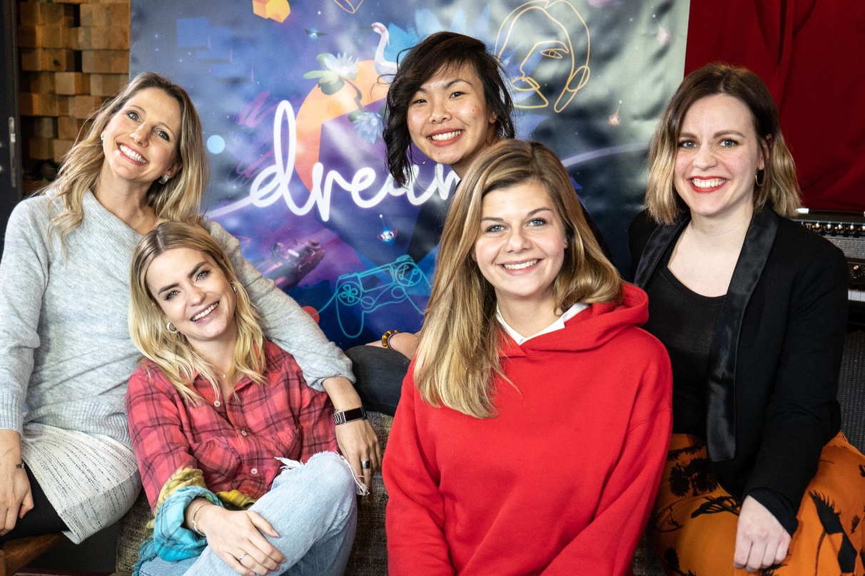 Spielen nun miteinander (von links): Vera Mann (Group Marketing Manager Software Sony Interactive Entertainment), Lovra, Kamann So (PR- & Influencer-Marketing Manager Sony Interactive Ente...