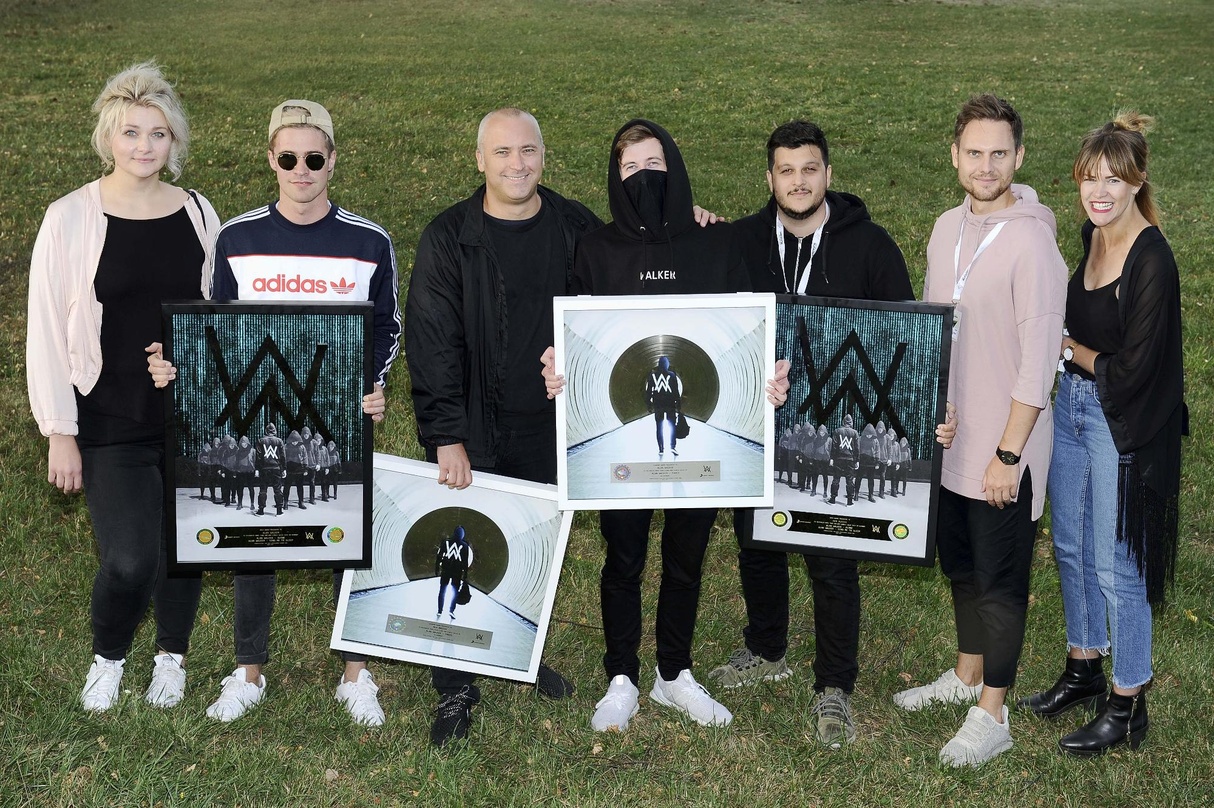 Edelmetallverleihung auf der grünen Wiese (von links): Rosa Kokocinski (Manager Influencer Marketing & Relations Sony Music), Julian Vicari (Junior Product Manager Sony Music International...