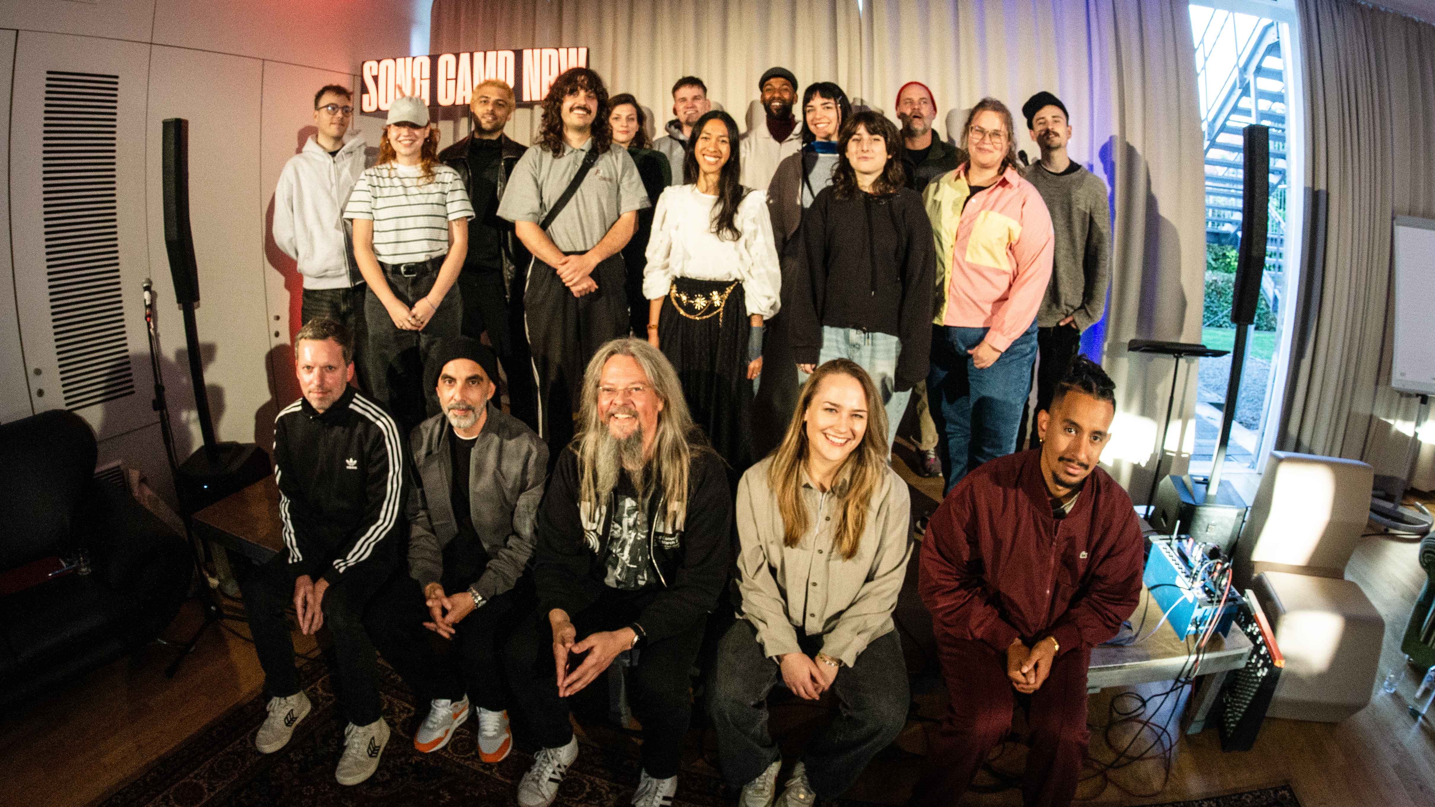 Harte Kreativarbeit in Heek (von links): Hinten stehen Fabio D’Ambrosio, Annika Feldmann (shaeqi), Cansin Terporten (blue friend), Jannis Prokisch (Wolkn), Billie Barleben (Billie Ann), Ti...