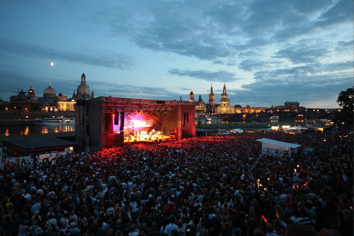 Feierten Roland Kaiser: 30.000 Fans am Elbufer in Dresden