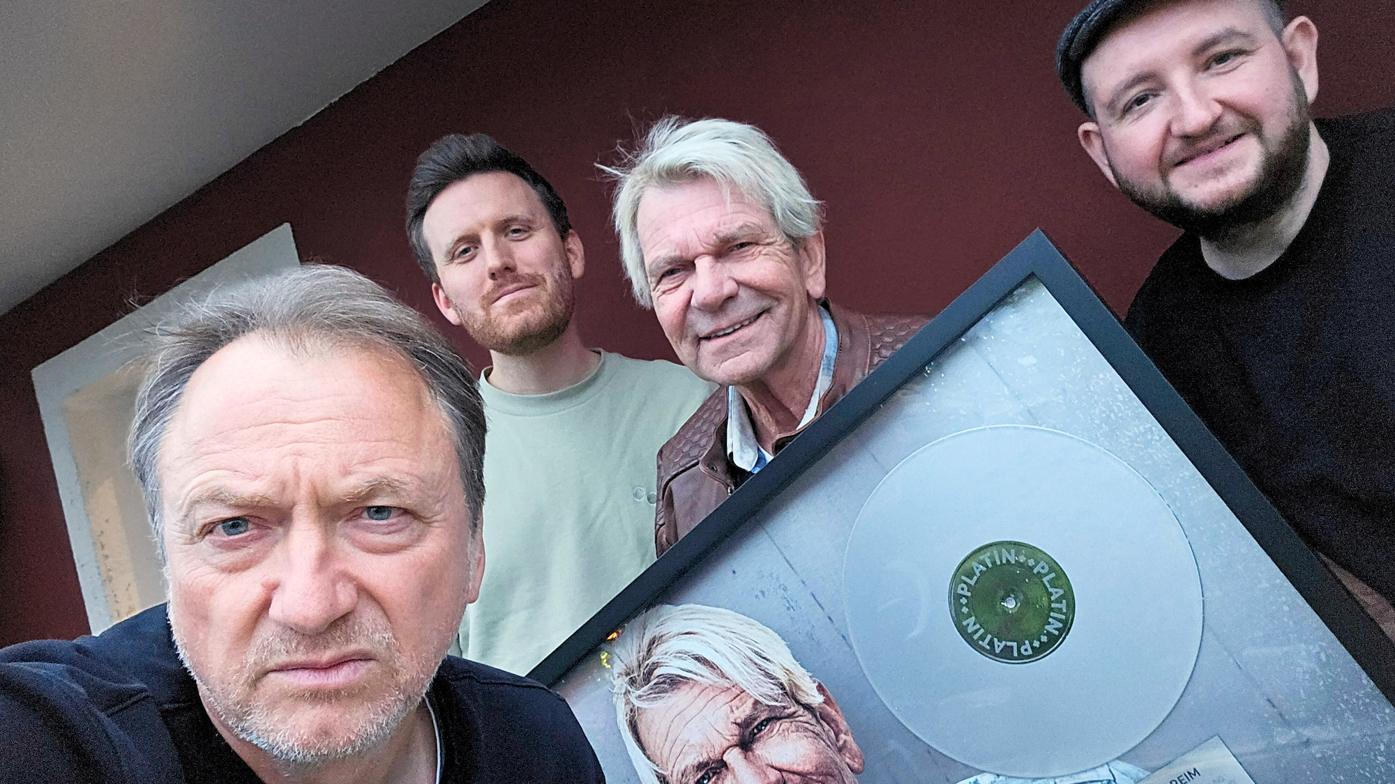 Posierten mit dem Award (von links): Markus Hartmann (VP Ariola/Hansa), Stefan Janetzky (Head Of A&R Ariola/Hansa), Matthias Reim und Marc Huttenlocher (Head Of Marketing Hansa).