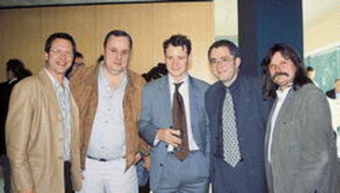 Nach der Podiumsdiskussion gingen die Gespräche beim Empfang der
Konrad-Adenauer-Stiftung bei Zwiebelkuchen und Getränken weiter (v.l.n.r.): Goar Biesenkamp (Inhaber Unicade Music), musikw...