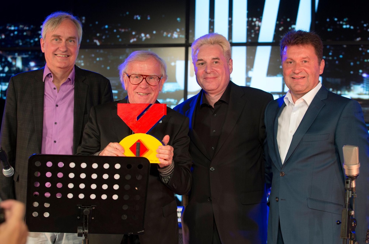 Bei der Award-Verleihung (von links): Andreas Kolb (Chefredakteur "JazzZeitung"), Klaus Doldinger, Götz Bahmann (Geschäftsführer Kulturgesellschaft Musik + Wort Stuttgart) und Martin Hetti...