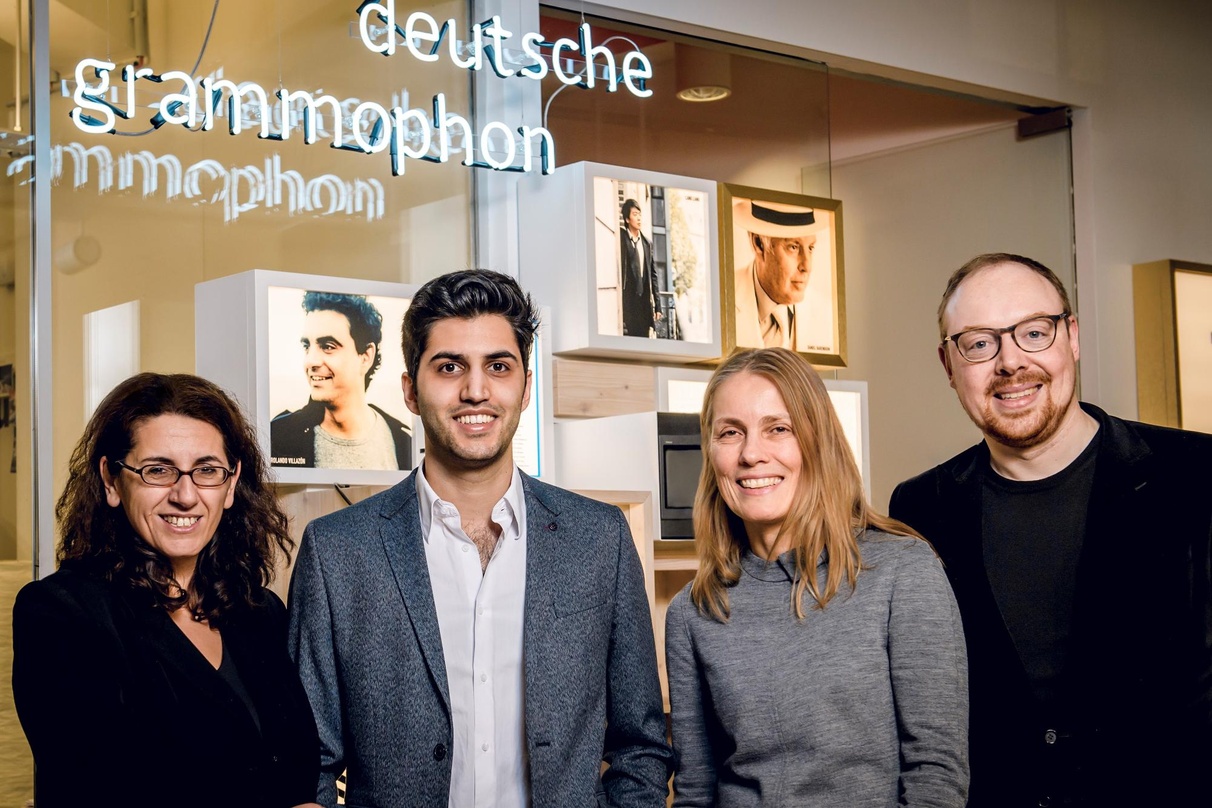 Freuen sich auf die künftige Zusammenarbeit (von links): Kleopatra Sofroniou (Vice President Marketing Deutsche Grammophon), Kian Soltani, Ute Fesquet (Vice President Artists & Repertoire ...